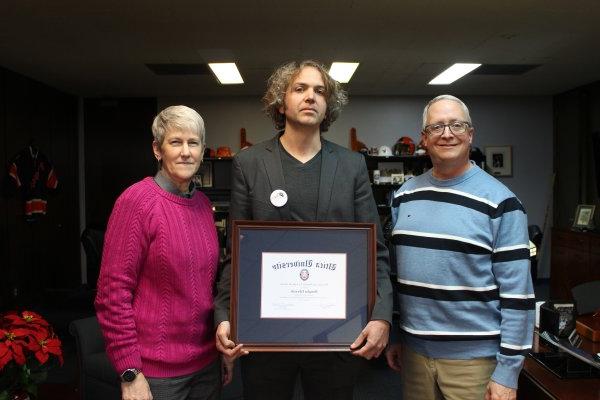 道格拉斯•爱德华兹, with the 2023 Harold T. Clark 奖, stands between President Todd Pfannestiel and Interim Provost Stephanie Nesbitt.